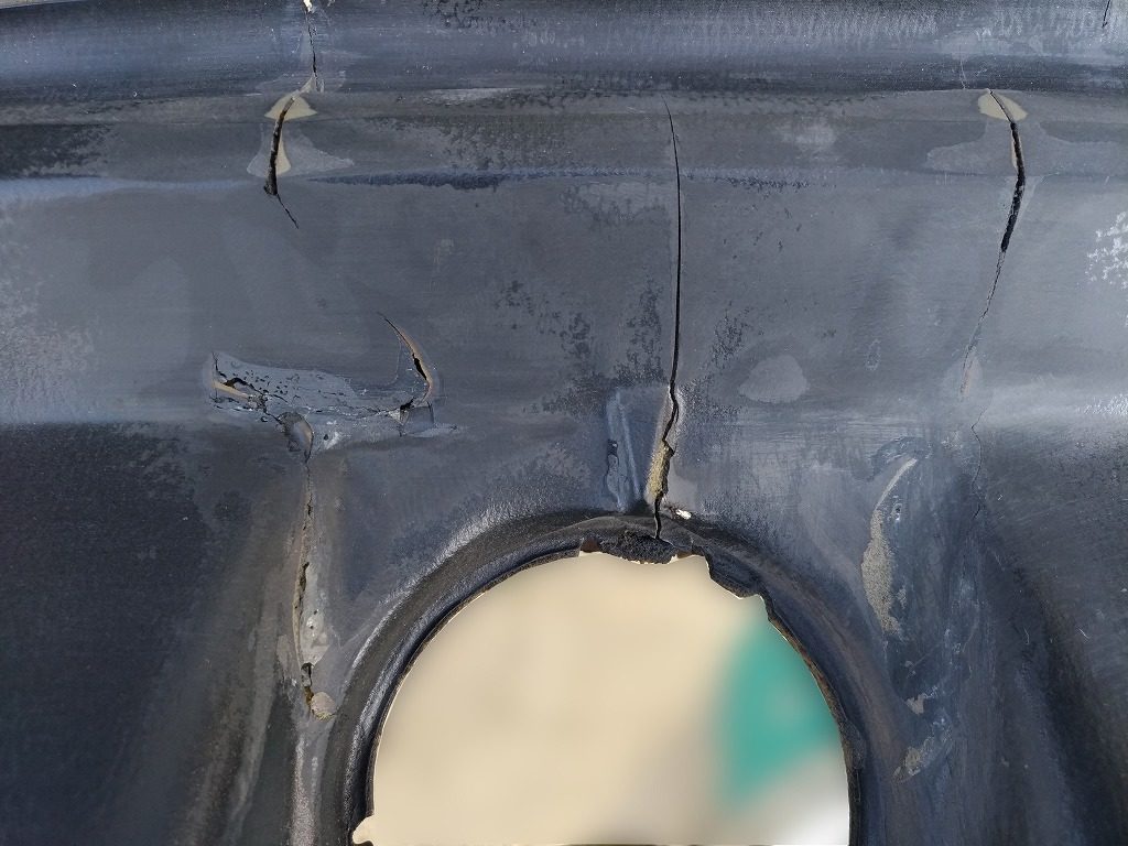 ダッシュボードのひび割れ修理 下処理